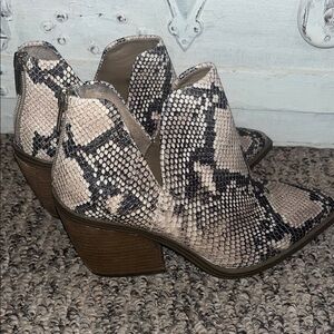 Vince Camuto Snakeskin Ankle Booties in Black & Cream w Tan 3” Block Heel, Sz 9M